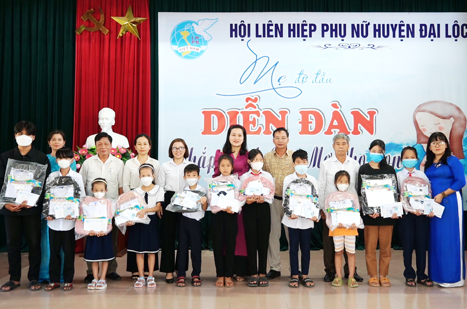 Hội LHPN huyện Đại Lộc tặng quà trẻ em mồ côi, có hoàn cảnh khó khăn trước thếm năm học mới 2022 - 2023. Ảnh: LAM KHUÊ