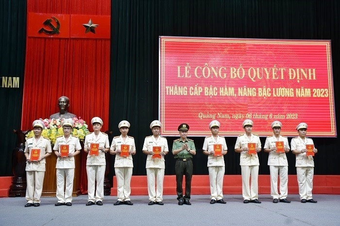 Thiếu tướng Nguyễn Đức Dũng trao quyết định thăng cấp bậc hàm thượng tá cho các đồng chí lãnh đạo Công an các đơn vị, địa phương