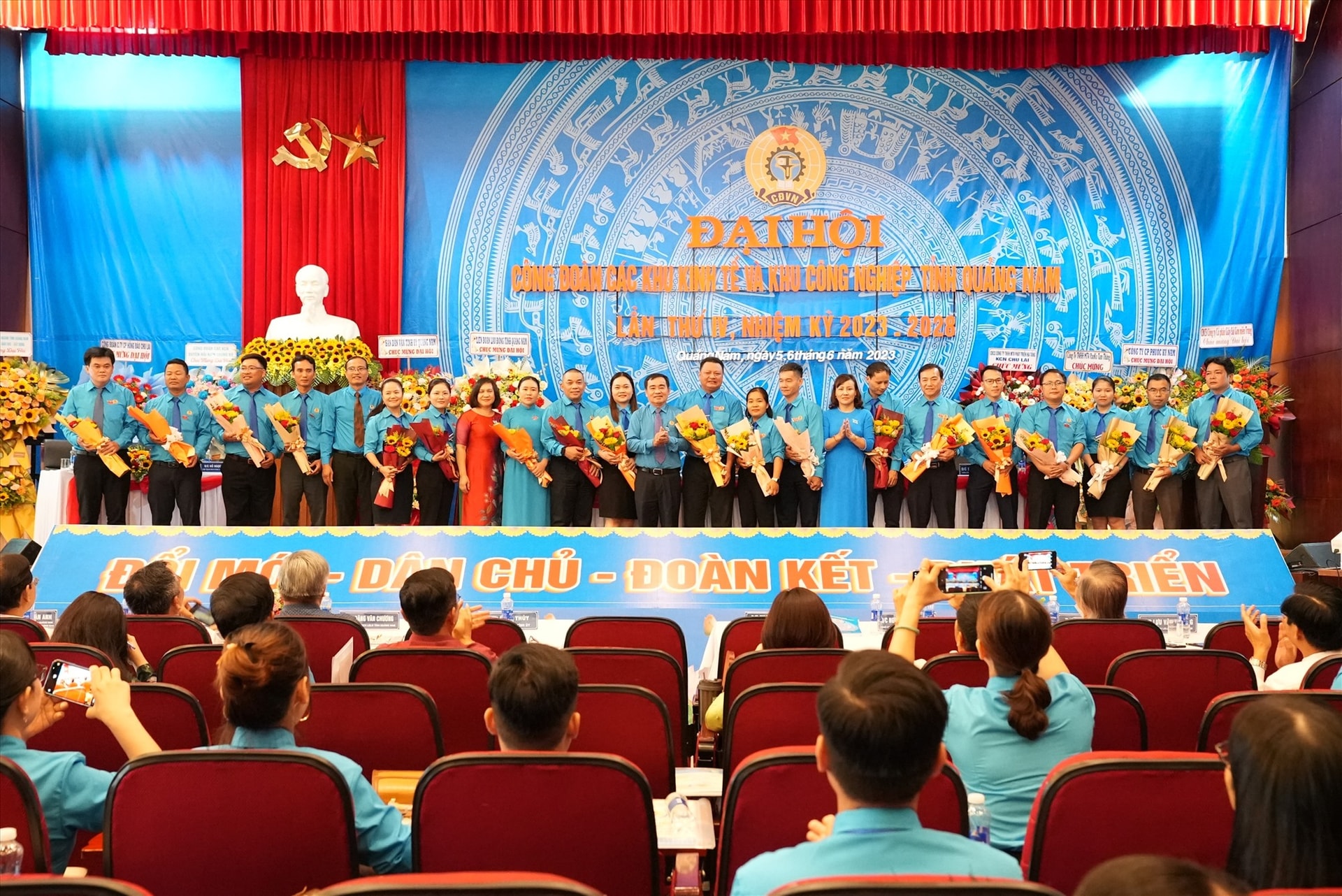 Ban chấp hành nhiệm kỳ 2023 - 2028 ra mắt đại hội. Ảnh: Q.L