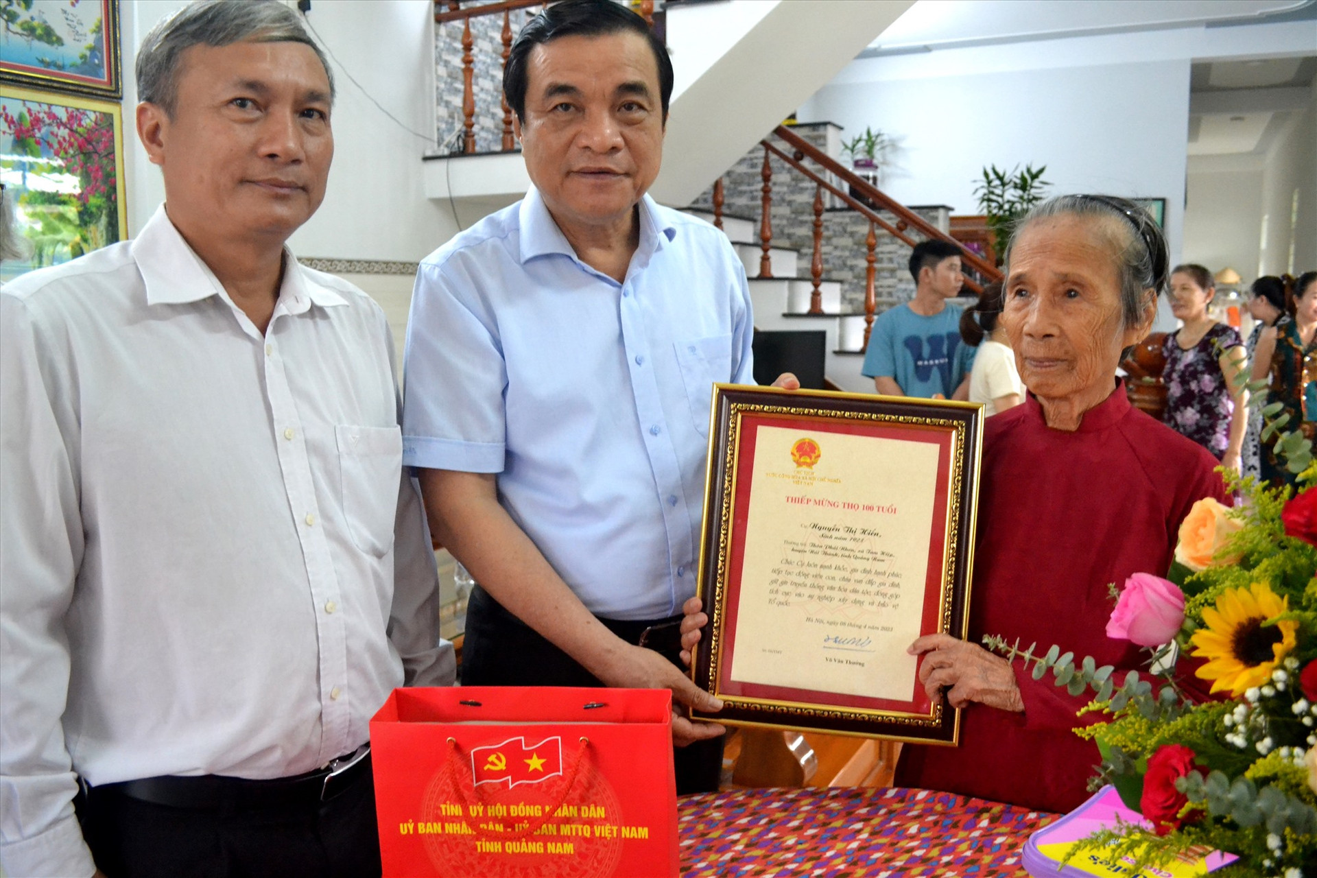 Đồng chí Phan Việt Cường cùng đoàn công tác đến thăm, tặng quà cụ Nguyễn Thị Hiền. Ảnh: Q.VIỆT