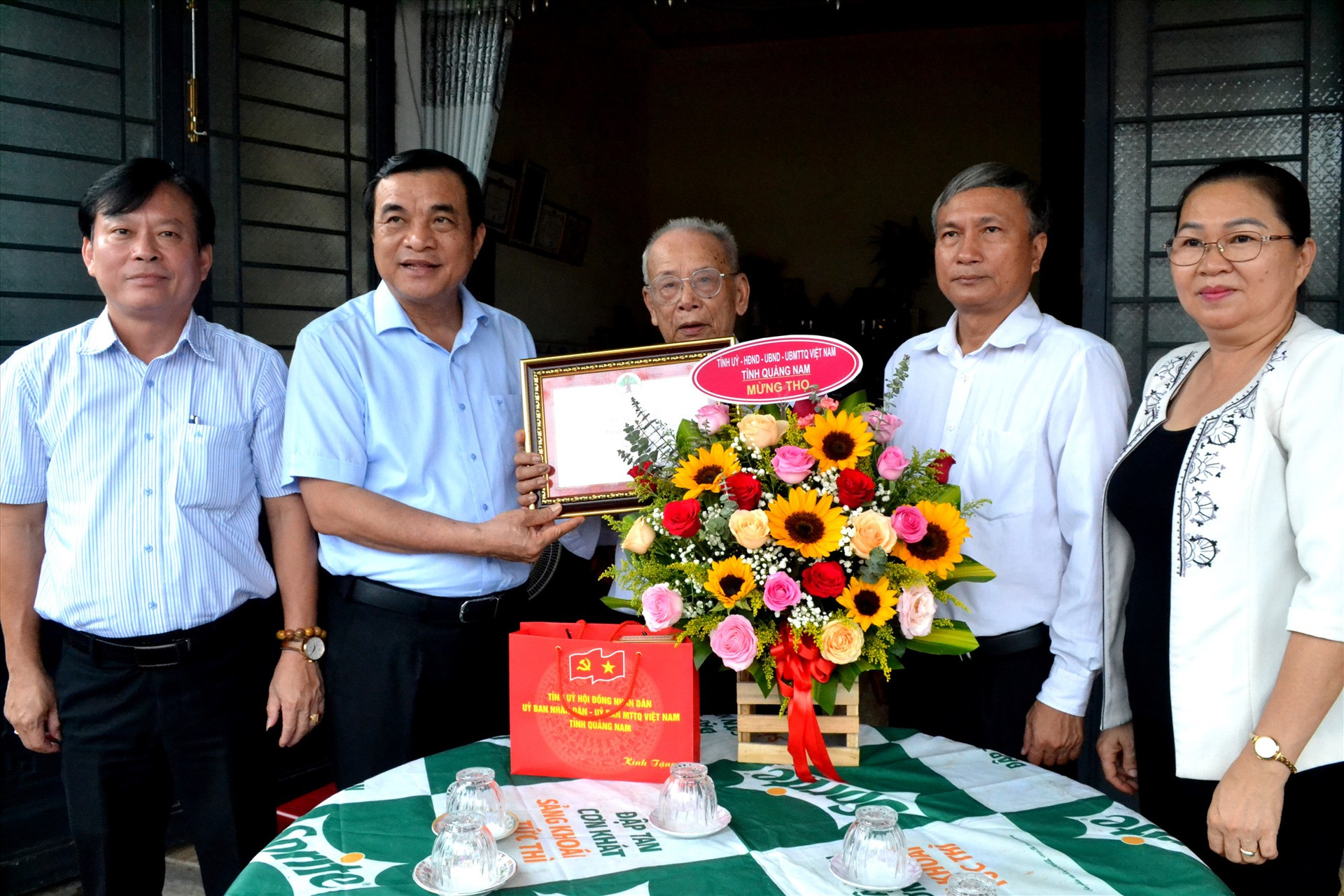 Đồng chí Phan Việt Cường cùng đoàn công tác đến thăm, tặng quà các cụ Nguyễn Như Hường. Ảnh: Q.VIỆT