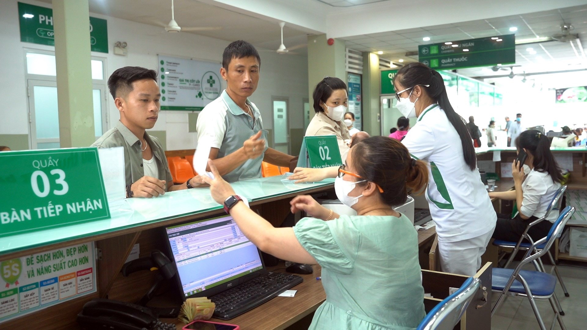 Tích hợp thông tin BHYT trong căn cước công dân giúp người dân thuận tiện khi đi khám chữa bệnh . Ảnh: Mỹ Lệ