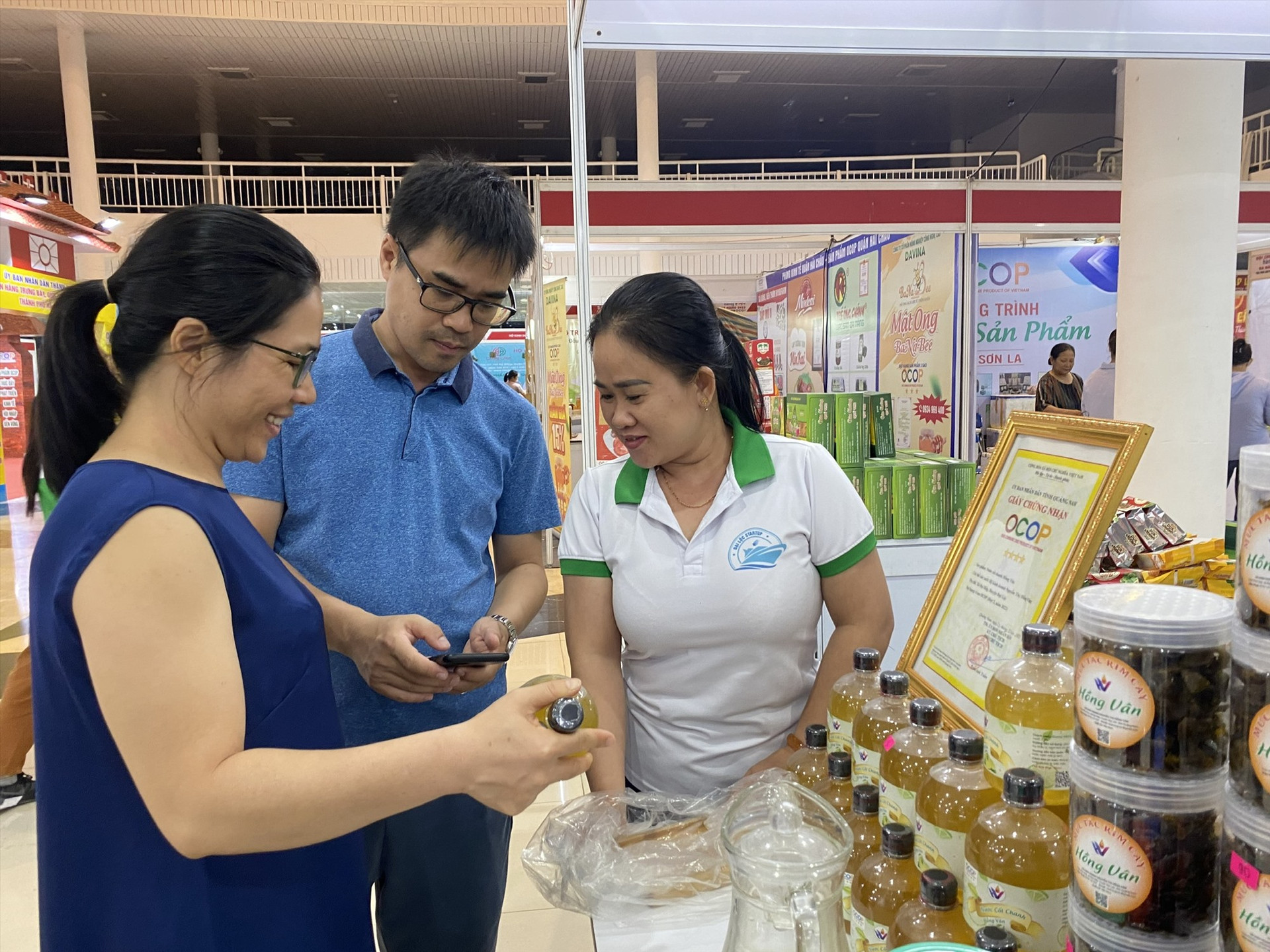 Nhiều sản phẩm OCOP Quảng Nam được người tiêu dùng Đà Nẵng quan tâm mua sắm. Ảnh: K.L