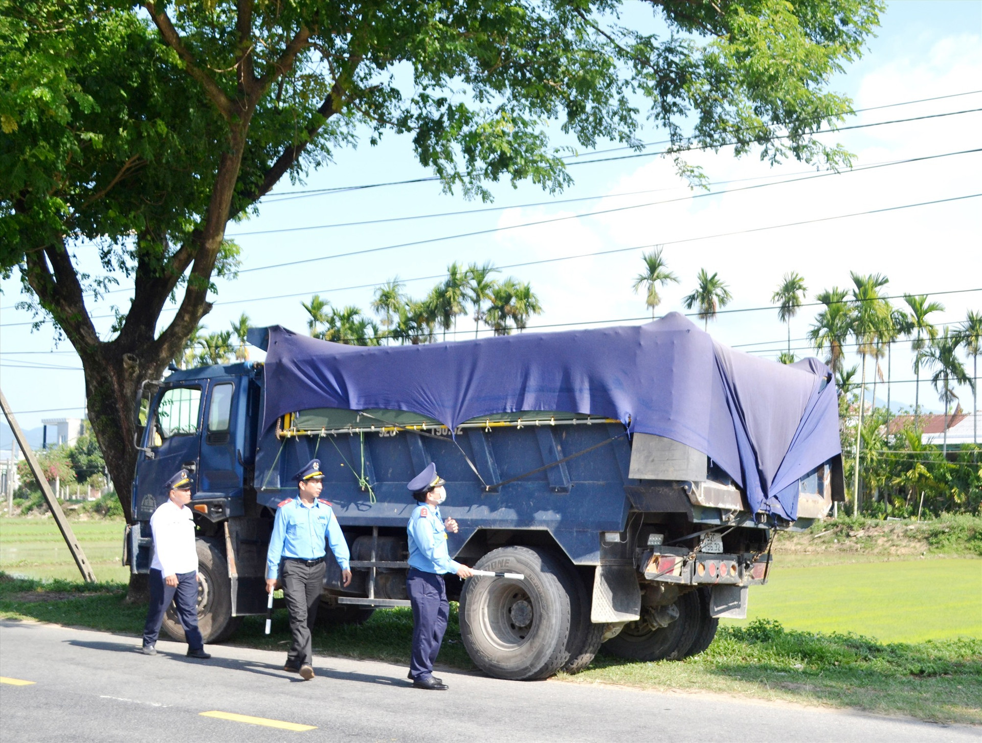 Thanh tra Sở GTVT tuần lưu kiểm tra xe tải chở vật liệu trên quốc lộ 14H qua Duy Xuyên vào cuối tuần qua. Ảnh: NB