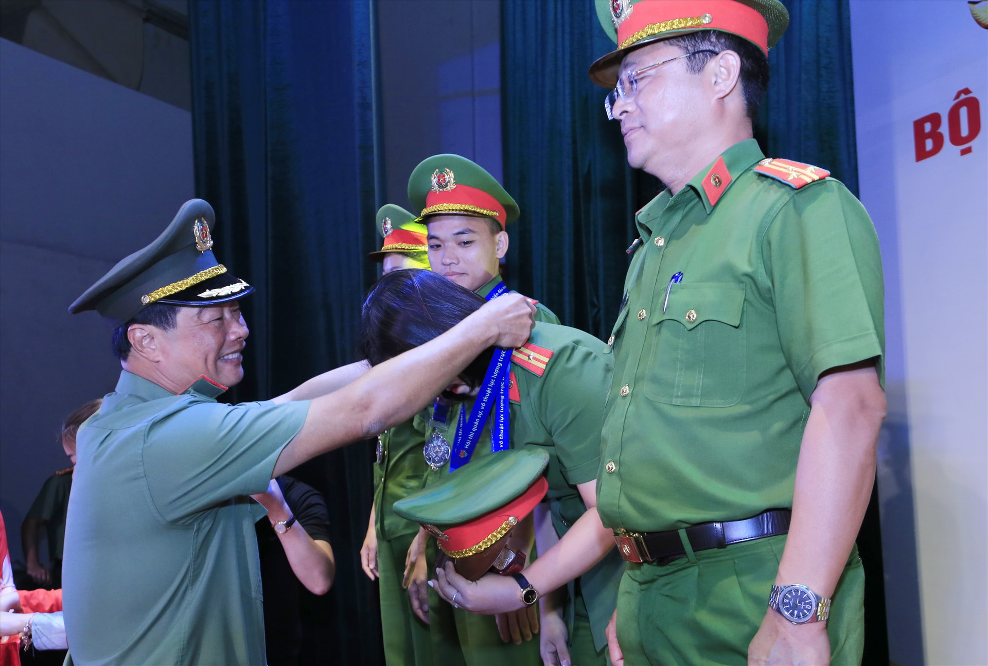 Thiếu tướng Lê Hồng Hiệp trao huy chương cho các vận động viên có thành tích xuất sắc. Ảnh: T.C