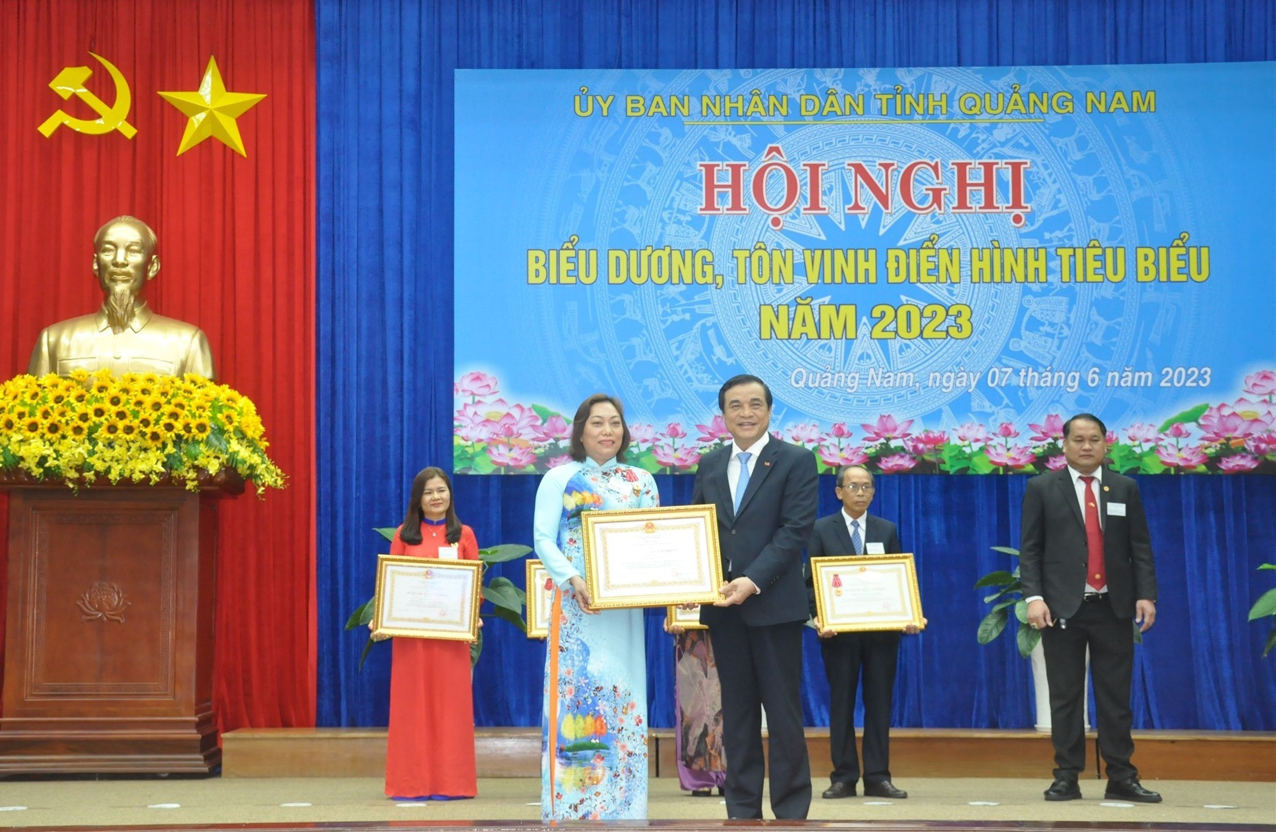 Bí thư Tỉnh ủy Phan Việt Cường trao tặng Huân chương Lao động các hạng Nhì, Ba cho các tập thể, cá nhân. Ảnh: N.Đ