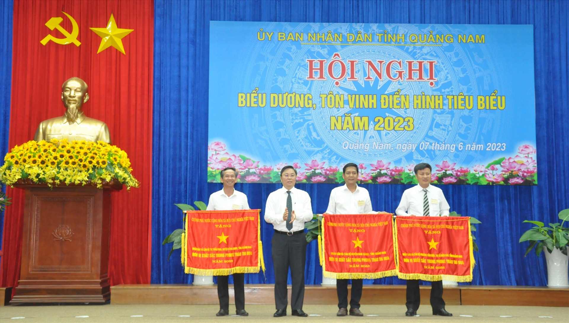 Chủ tịch UBND tỉnh Lê Trí Thanh trao tặng Cờ thi đua của Chính phủ cho các tập thể. Ảnh: N.Đ