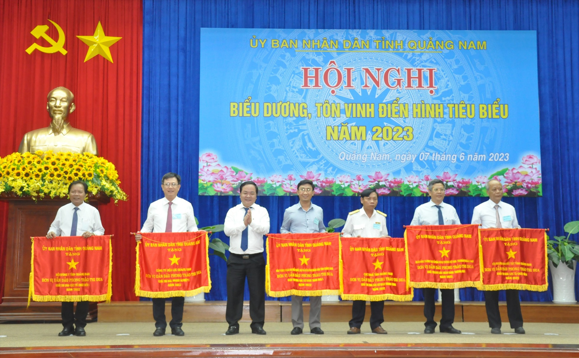 Phó Chủ tịch UBND tỉnh Nguyễn Hồng Quang trao tặng Cờ thi đua của UBND tỉnh cho các tập thể. Ảnh: N.Đ