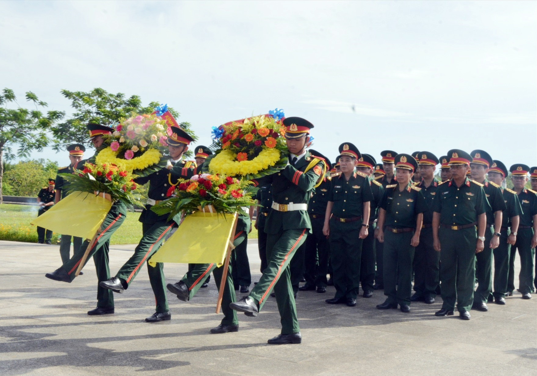 Dâng hoa, viếng hương NTLS và Tượng đài Mẹ VNAH tỉnh Quảng Nam.