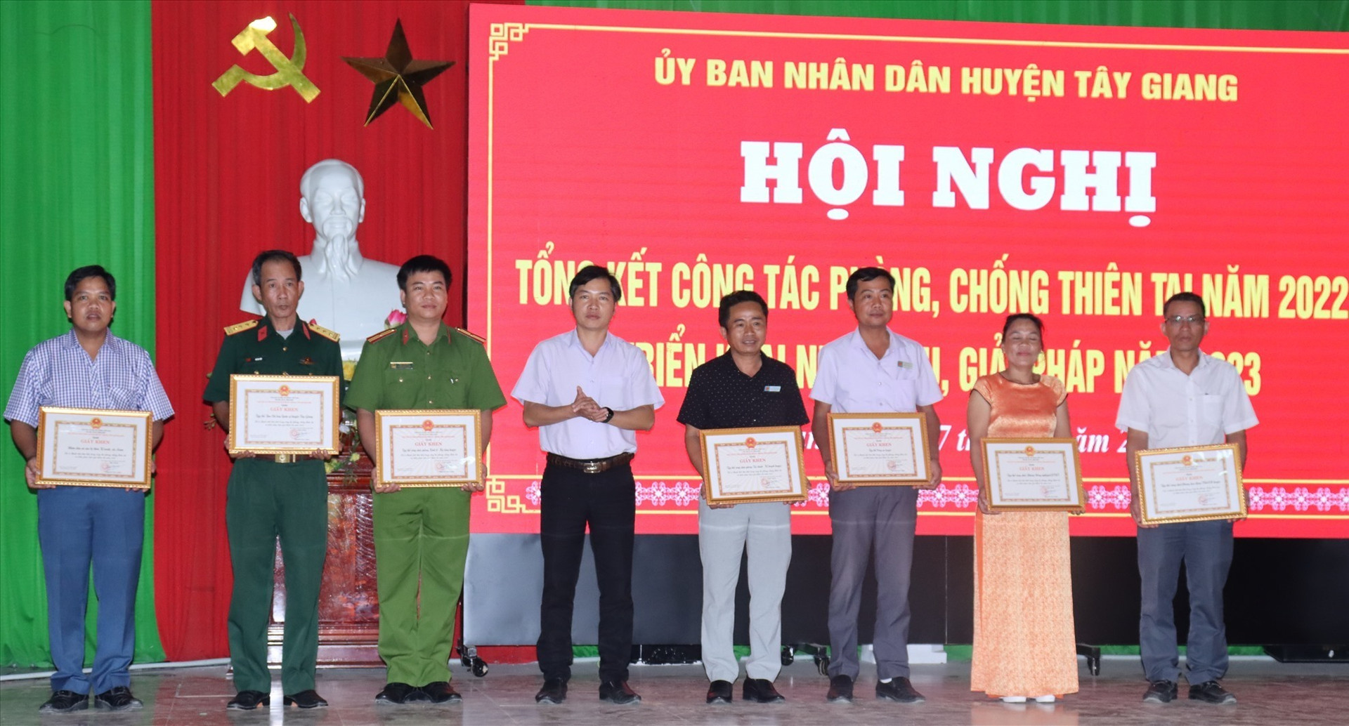 UBND huyện Tây Giang tặng giấy khen cho tập thể thể, cá nhân có thành tích xuất sắc trong công tác phòng, chống thiên tai và khắc phục hậu quả thiên tai năm 2022. Ảnh H.Thúy