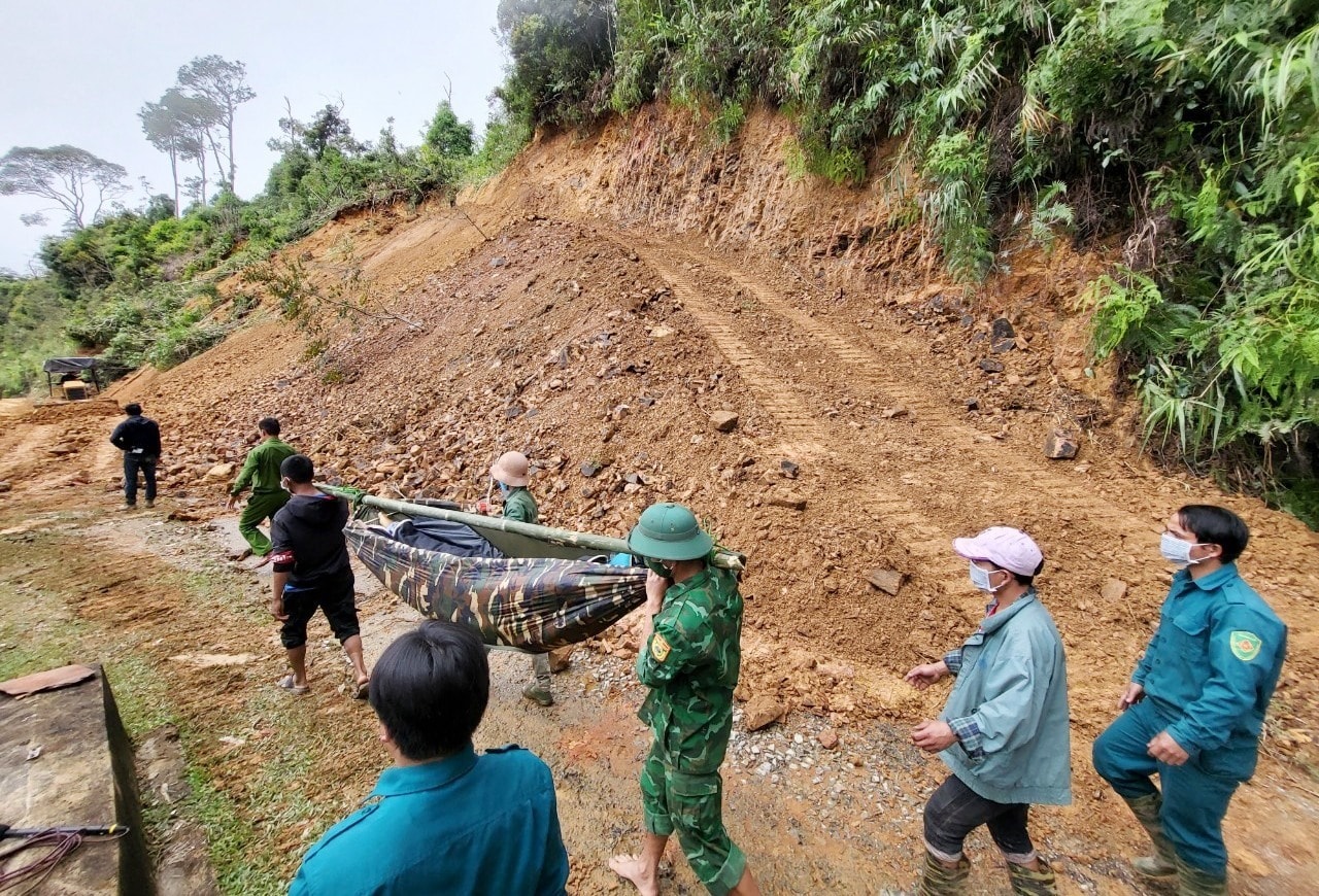 Năm 2022, ảnh hưởng bão số 5 làm sạt lở tuyến đường lên 04 xã vùng cao gây ách tắc nên người dân khiên bộ người bị đau qua điểm sạt lở. Ảnh H.Thúy