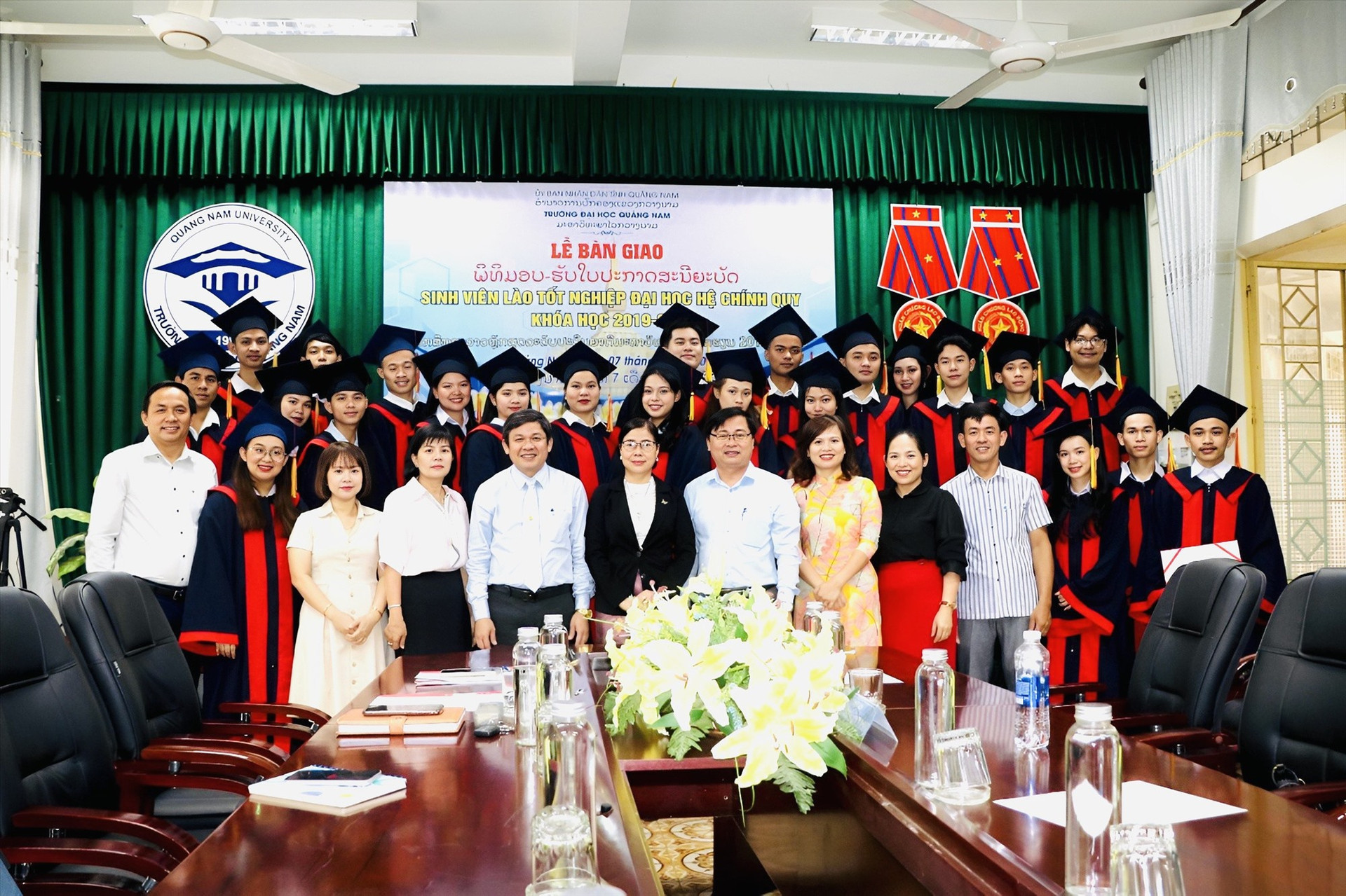 Trường Đại học Quảng Nam bàn giao sinh viên Lào tốt nghiệp đại học hệ chính quy cho UBND tỉnh Quảng Nam.