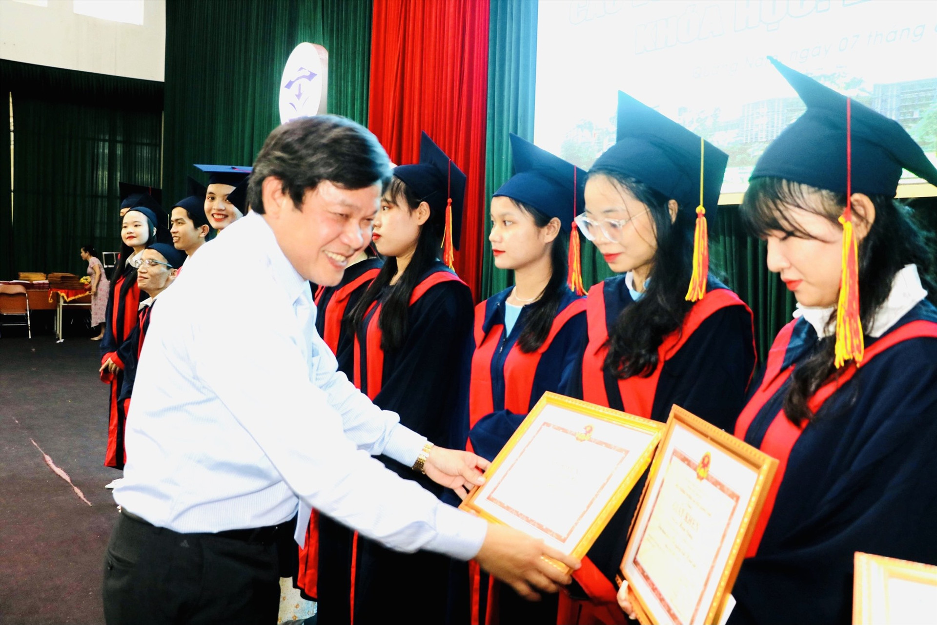 Trường Đại học Quảng Nam trao bằng tốt nghiệp đại học hệ chính quy năm học 2022 - 2023 cho tân cử nhân.