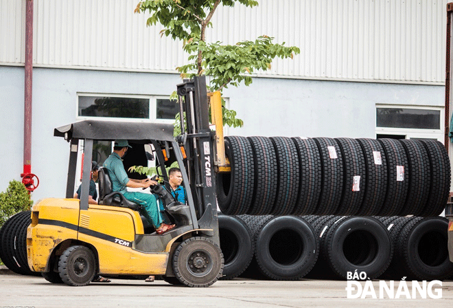 Thành phố triển khai các giải pháp để hỗ trợ ngành công nghiệp tăng trưởng. Trong ảnh: Hoạt động sản xuất tại Công ty CP Cao su Đà Nẵng. Ảnh: M.Q