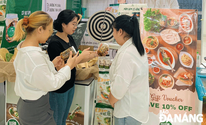 Ngành dịch vụ tăng trưởng nhanh so với cùng kỳ năm trước. Trong ảnh: Khách hàng tham quan, mua sắm tại Hội chợ hàng Việt Đà Nẵng 2023 - Tôn vinh sản phẩm OCOP. Ảnh: M.Q