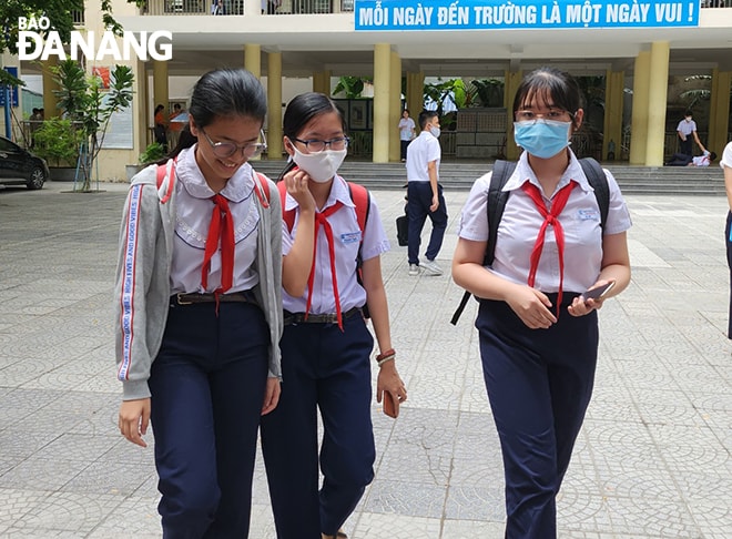 Thí sinh dự thi các môn chuyên tại điểm trường THPT Trần Phú ra về.