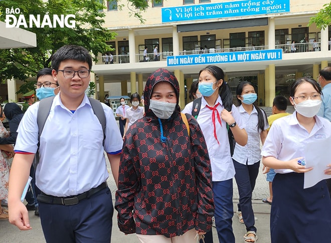 Người thân chờ đón thí sinh.