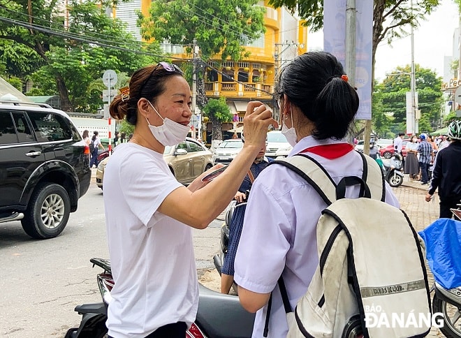 Nhiều bậc phụ huynh cho biết, để giúp con bớt áp lực trong kỳ thi năm nay, họ đã liên tục tẩm bổ cho con các bữa ăn đầy đủ dinh dưỡng, đi ngủ đúng giờ và giúp con giải tỏa áp lực bằng những chuyến du lịch sau khi thi xong.