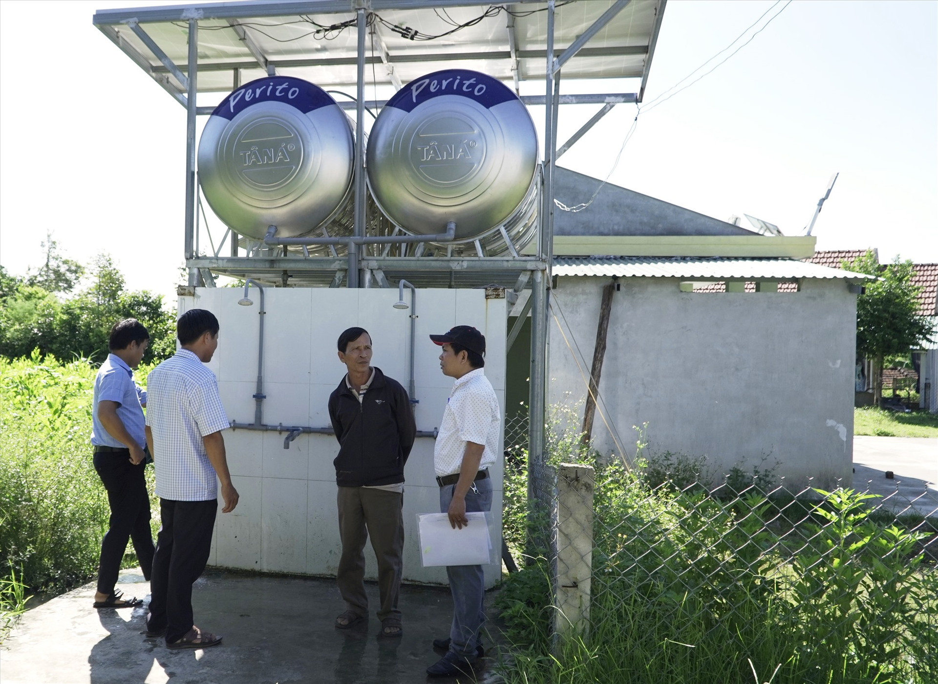 Từ nguồn ngân sách của Nhà nước và các nguồn lực khác, Quảng Nam đã đầu tư xây dựng nhiều công trình cấp nước sạch cho khu vực nông thôn. Ảnh: TẤN CHÂU
