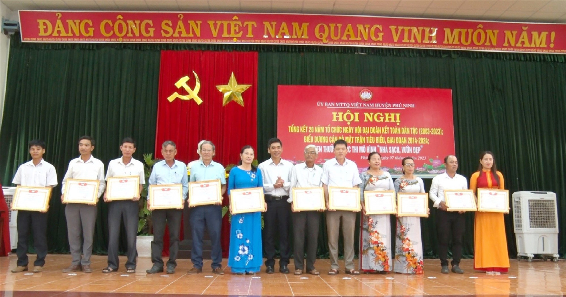 Lãnh đạo huyện Phú Ninh tặng giấy khen cho tập thể có thành tích xuất sắc trong công việc tổ chức Ngày hội “Đoàn kết toàn dân tộc” giai đoạn 2003-2023. Ảnh: P.V