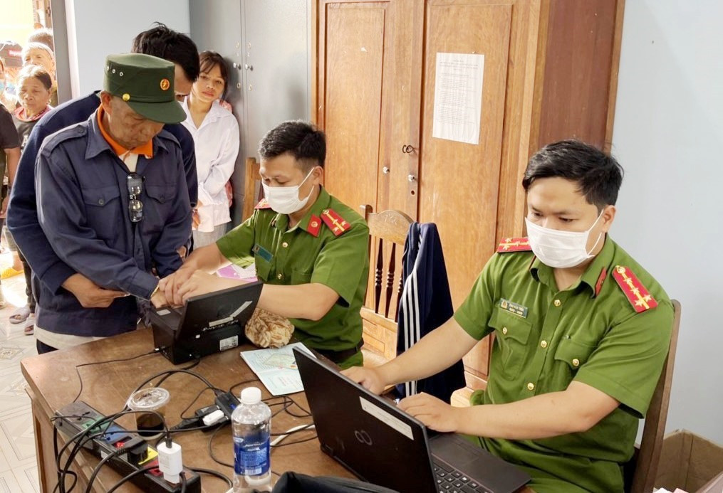Công an huyện Tây Giang thực hiện thủ tục cấp tài khoản định danh điện tử cho công dân. Ảnh: H.Q