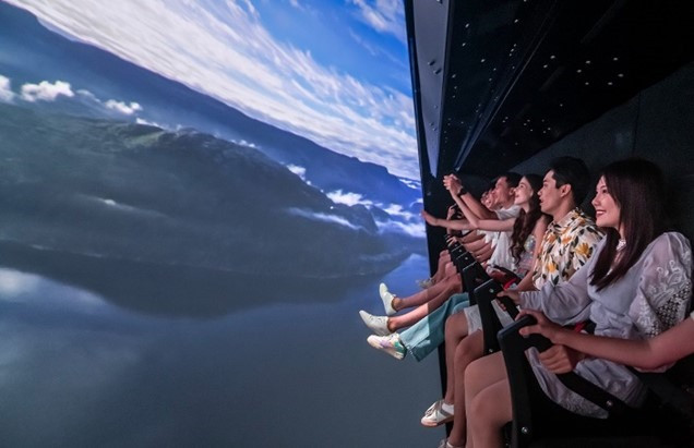 Các du khách vô cùng phấn khích khi lần đầu tiên được trải nghiệm Rạp phim bay