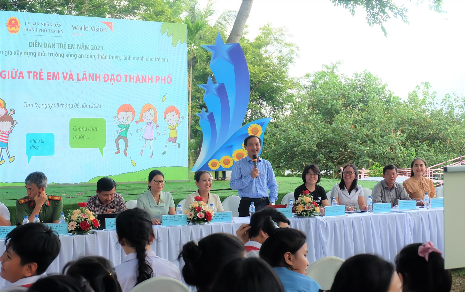 Phó Chủ tịch UBND  thành phố Nguyễn Hồng Lai trả lời các ý kiến của trẻ em. Ảnh: M.L
