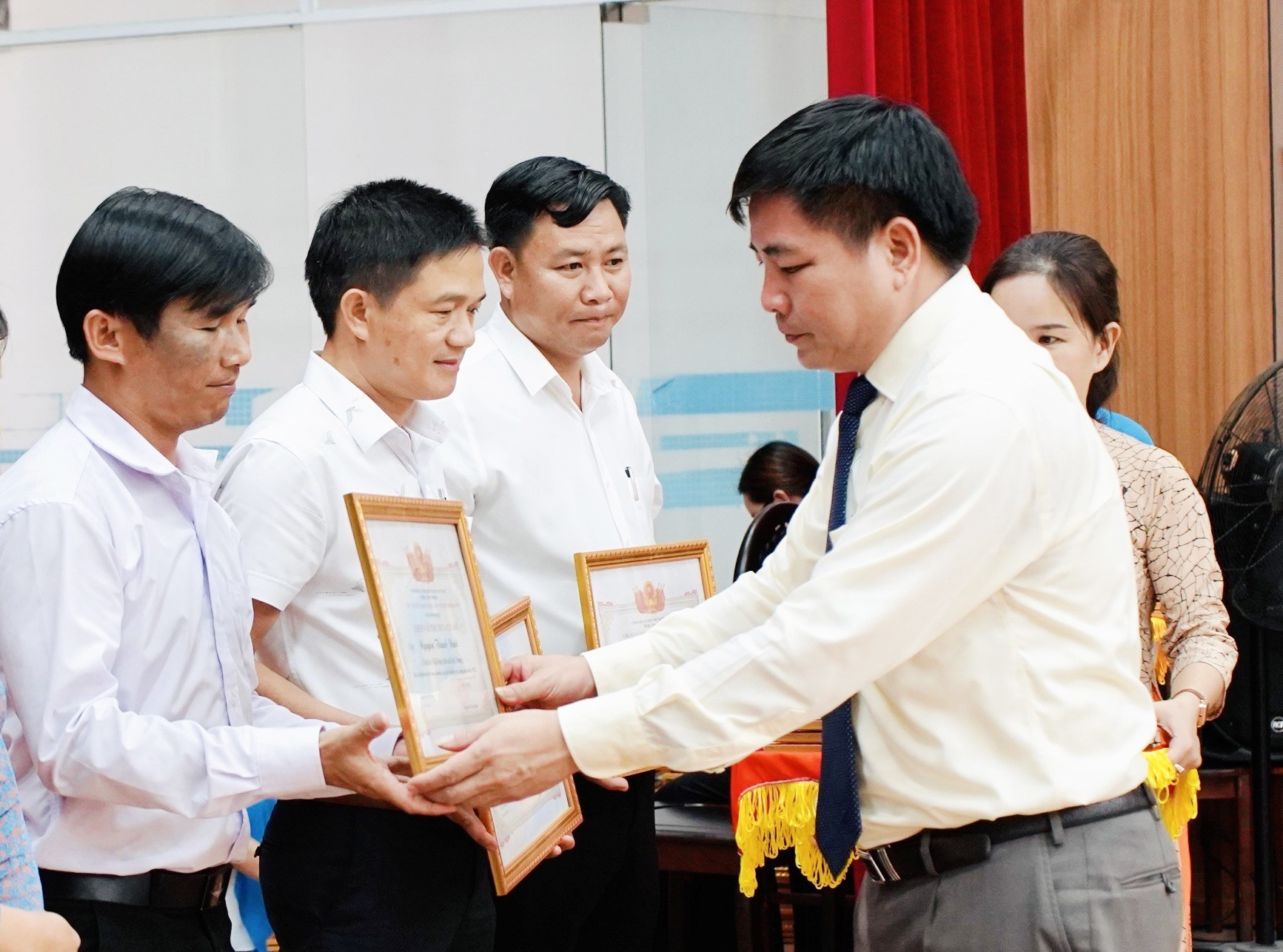 Chủ tịch UBND huyện Nông Sơn - Nguyễn Văn Hòa trao danh hiệu Chiến sĩ thi đua cấp cơ sở vào tháng 4/2023. Ảnh: TÂM LÊ