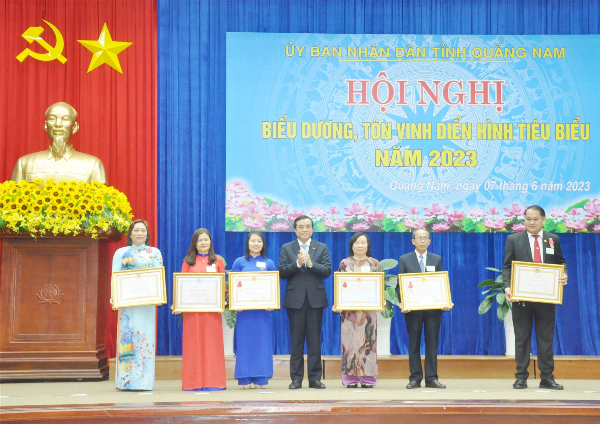 Bí thư Tỉnh ủy Phan Việt Cường trao Huân chương Lao động hạng Nhì, hạng Ba của Chủ tịch nước tặng các tập thể, cá nhân. Ảnh: N.Đ