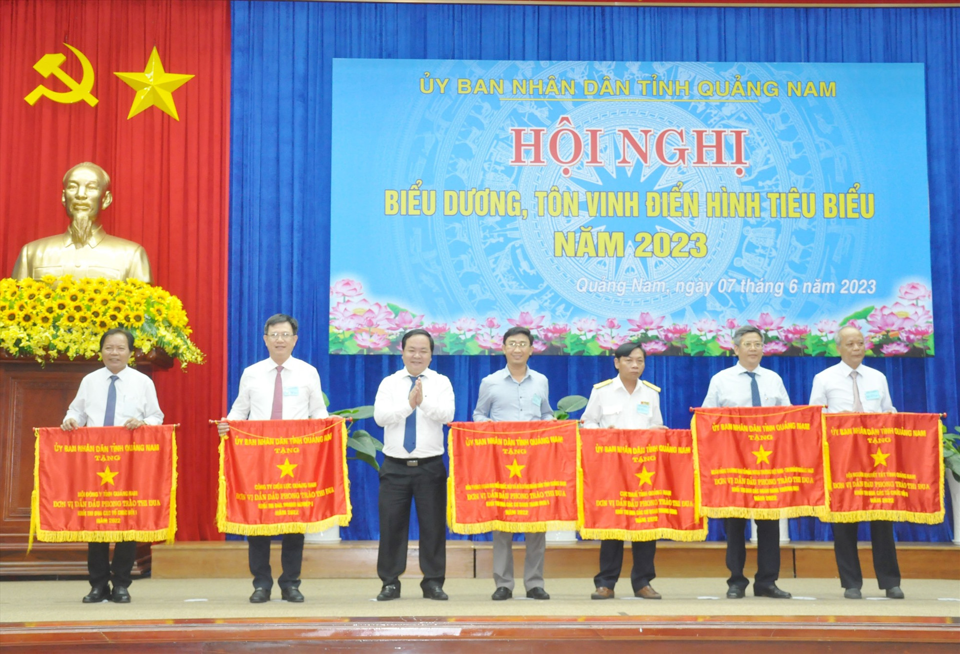 Phó Chủ tịch UBND tỉnh Nguyễn Hồng Quang trao Cờ thi đua của UBND tỉnh tặng các tập thể dẫn đầu khối, cụm thi đua năm 2022. Ảnh: N.Đ