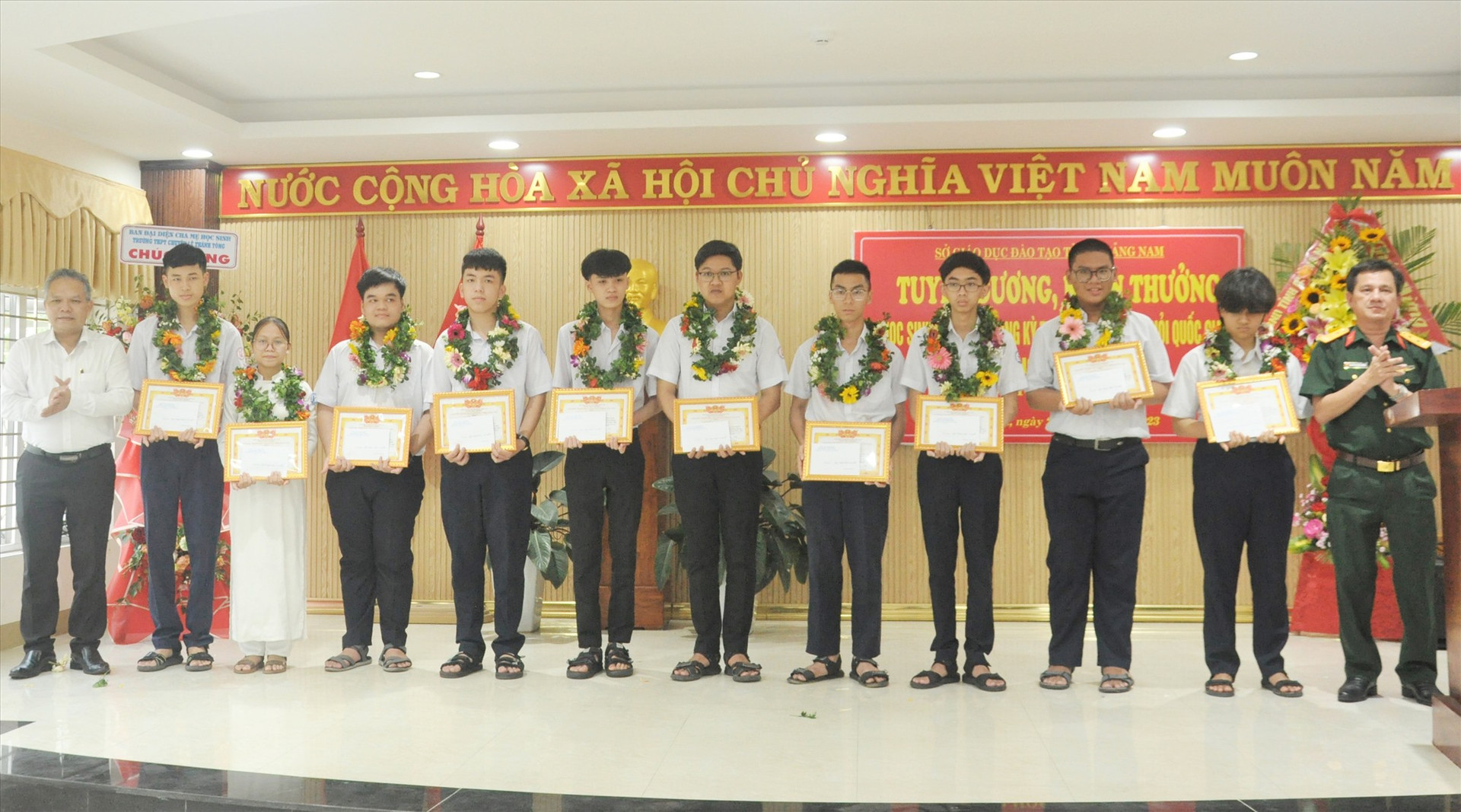 Đại diện Viettel Quảng Nam trao thưởng cho HS đạt giải quốc gia tại buổi “thưởng nóng” do Sở GD-ĐT tổ chức. Ảnh: T.V