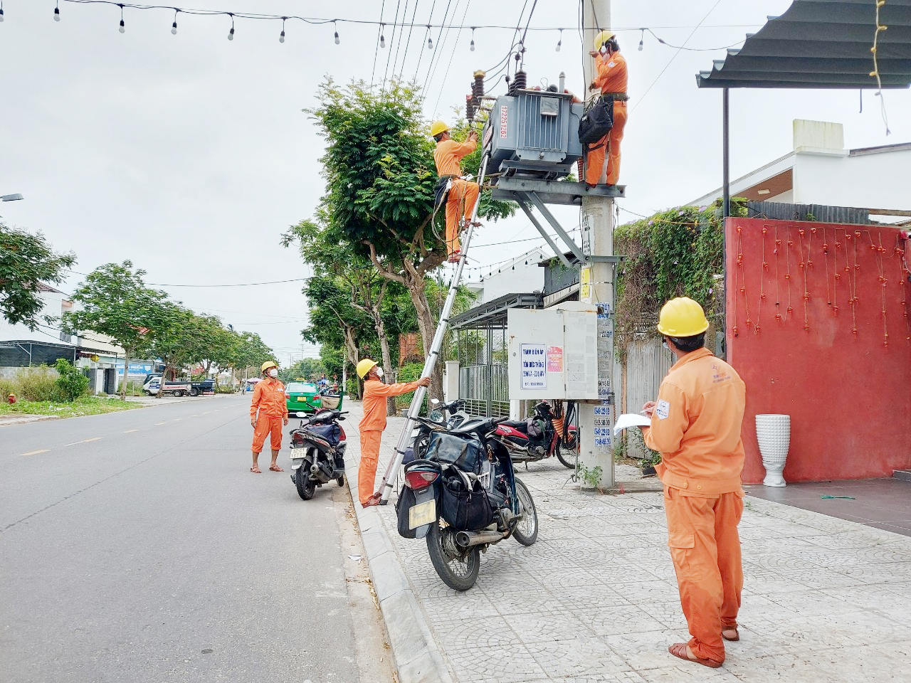 Theo PC Quang Nam, nắng nóng gay gắt diễn ra trên diện rộng dẫn đến tiêu thụ điện tăng vọt, thậm chí công suất đỉnh hệ thống đã vượt xa đỉnh cao nhất của năm 2022. Ảnh: Đ.H