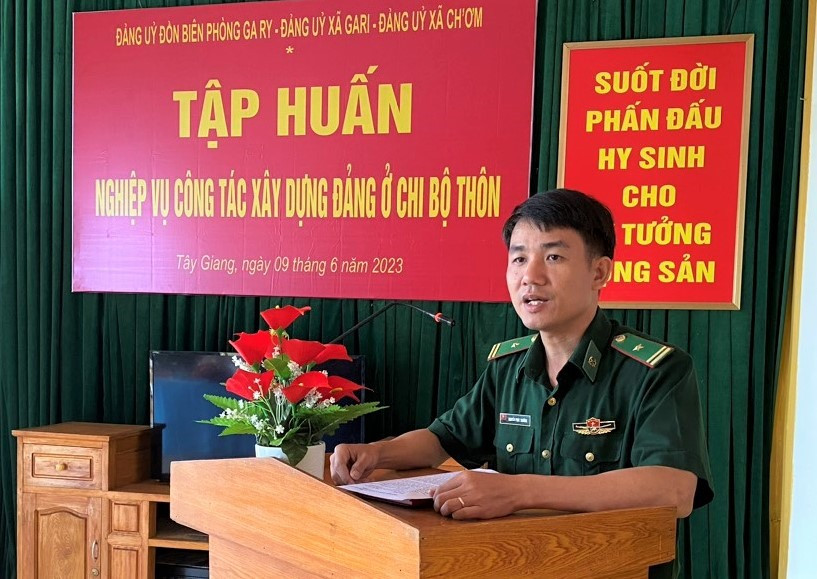 Thiếu tá Nguyễn Phúc Trường - Chính trị viên Đồn Biên phòng Ga Ry phát biểu tại buổi tập huấn. Ảnh: A.N