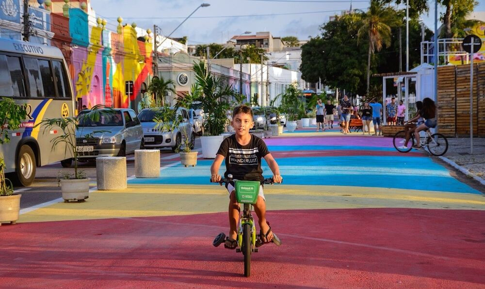 Trẻ em ở thành phố Fortalezac (Brazil) đạp xe trong khu vực được bảo vệ trên đường phố.  Ảnh: Bloomberg