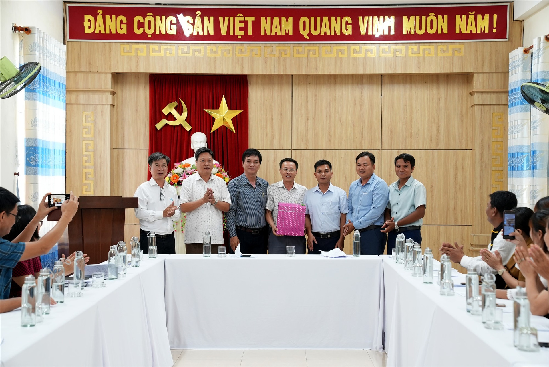 Xã Trà Kót tặng phần quà cho Báo Quảng Nam nhân dịp Ngày Báo chí cách mạng Việt Nam (21/6). Ảnh: H.Q