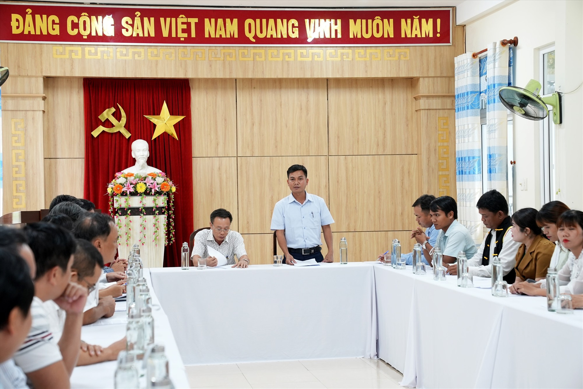 Đoàn công tác xã Trà Kót làm việc với Báo Quảng Nam. Ảnh: H.Q