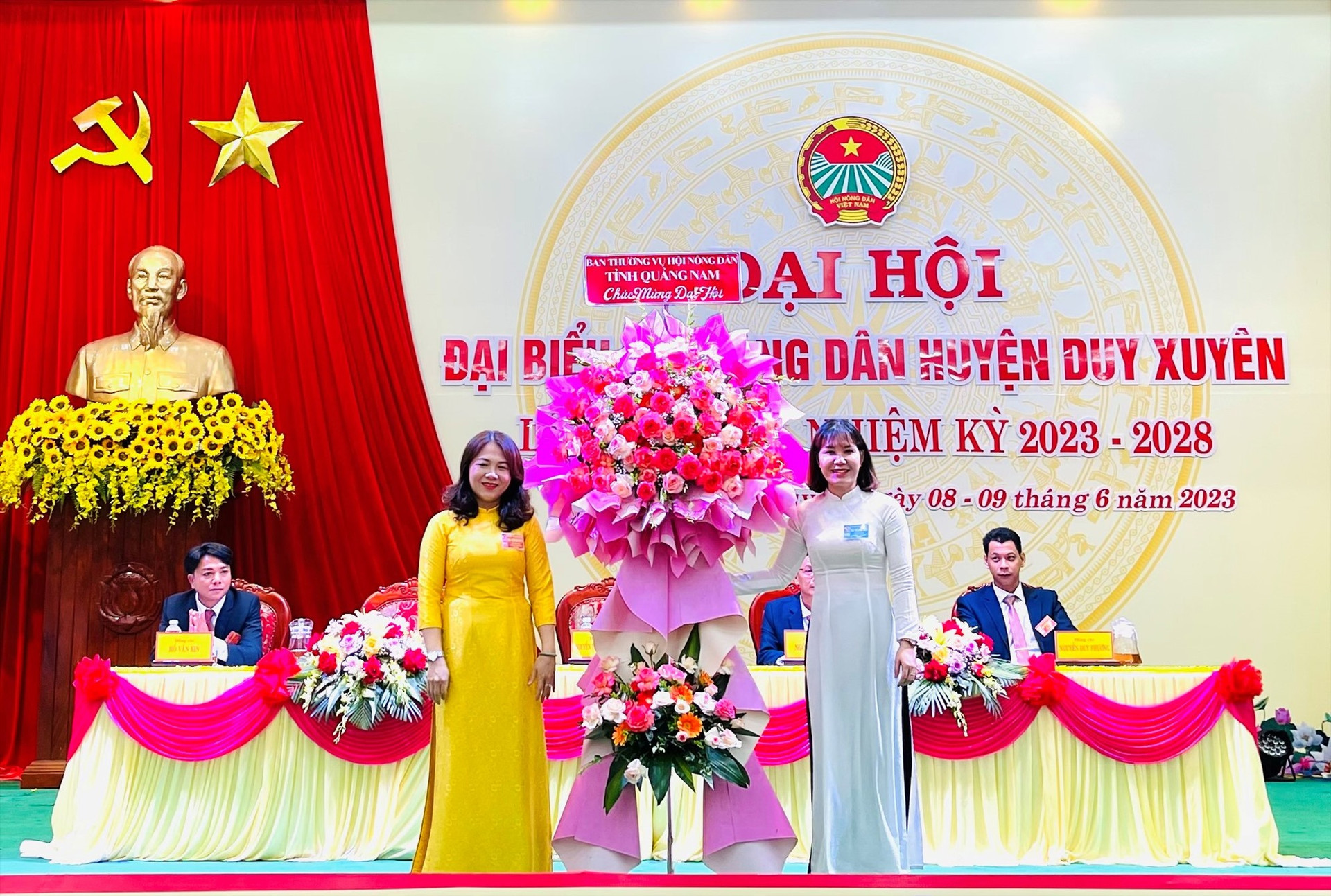 Bà Lê Thị Minh Tâm – Chủ tịch Hội Nông dân tỉnh (bên phải) tặng hoa chúc mừng Đại hội. Ảnh: N.T
