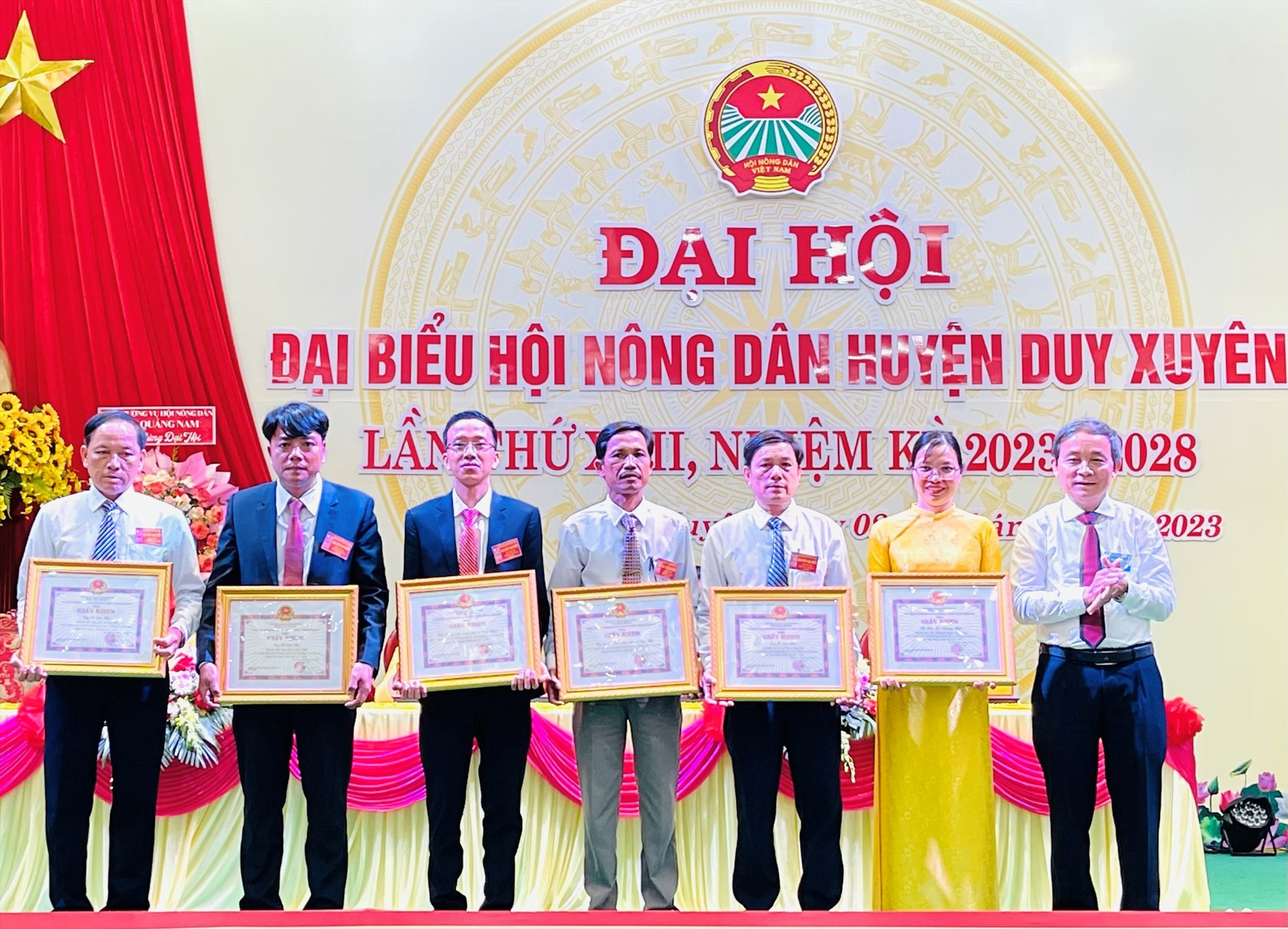 Ông Phan Xuân Cảnh - Chủ tịch UBND huyện Duy Xuyên trao giấy khen cho các cá nhân có thành tích xuất sắc trong phong trào nông dân nhiệm kỳ qua. Ảnh: N.T