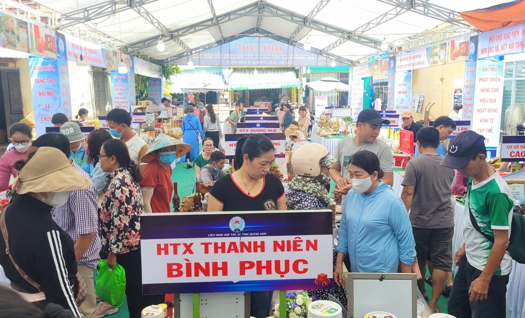 Người dân tham quan, mua sắm tại hội chợ Xúc tiến thương mại hợp tác xã, kết nối cung cầu năm 2023. Ảnh: L.N