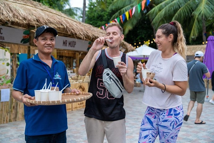 Các du khách quốc tế thích thú thưởng thức ẩm thực Việt.