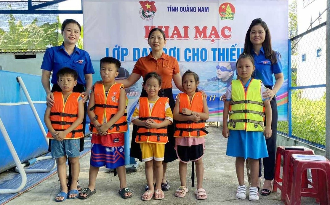 Khai mạc lớp dạy bơi cho trẻ em Nông Sơn. Ảnh: N.P