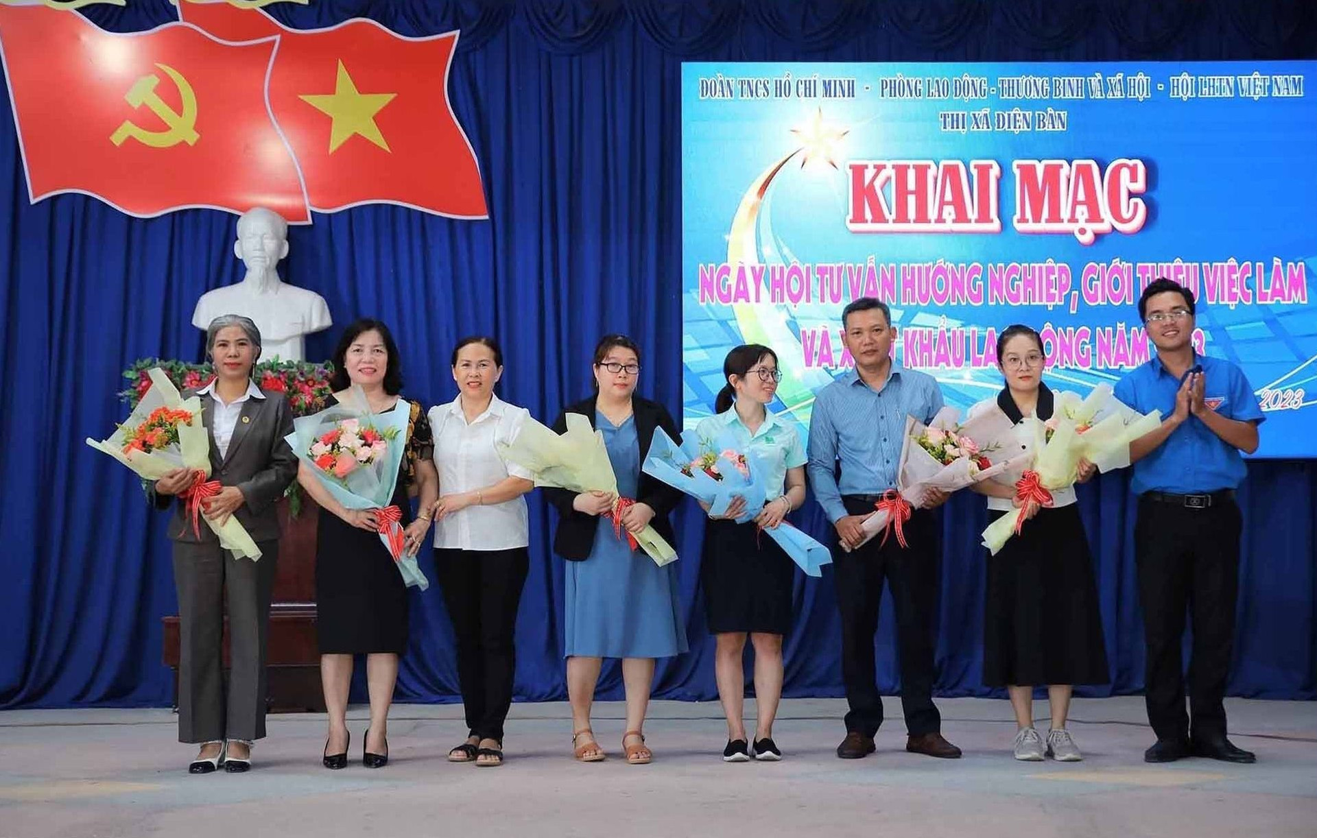 Bí thư Thị đoàn Đinh Quang Vĩnh tặng hoa cho các đơn vị, doanh nghiệp tham gia ngày hội. Ảnh: T.NHÂN