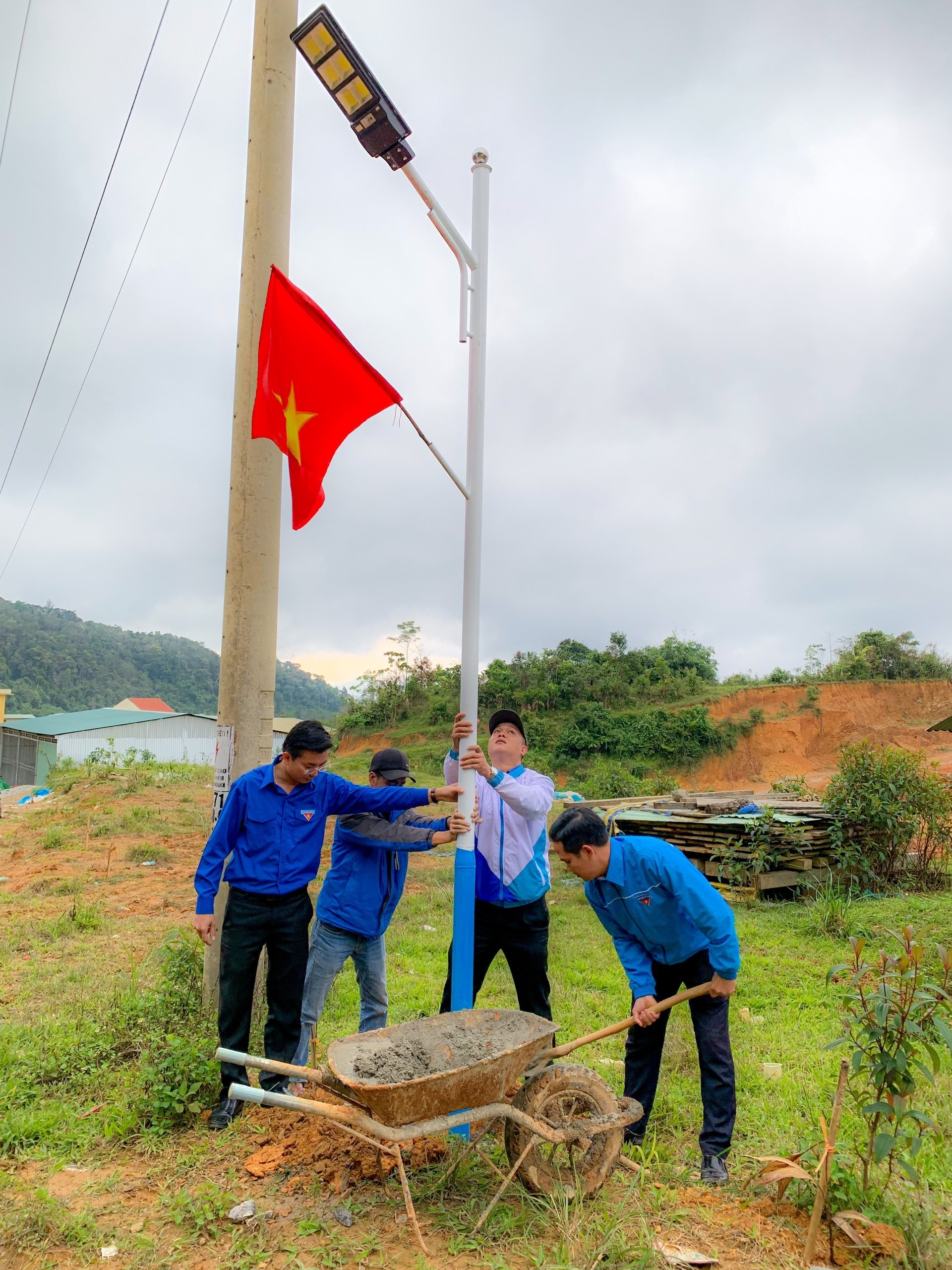 Tuổi trẻ Quảng Nam thi công công trình “Thắp sáng vùng biên” tặng nhân dân vùng biên giới. Ảnh: THU VUI