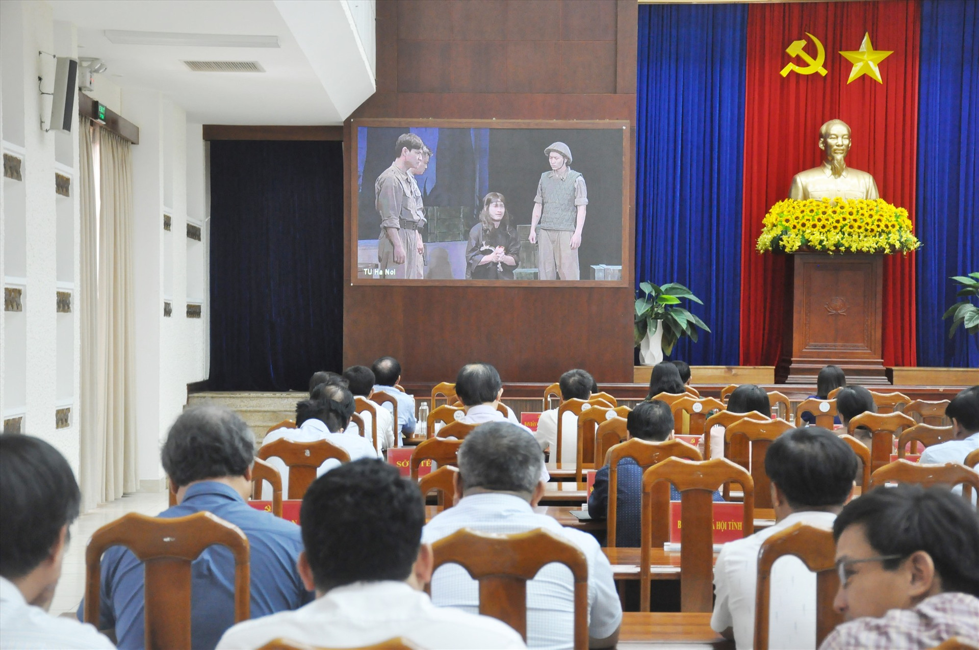 Các đại biểu xem vở kịch ngắn về hình tượng Hồ Chính Minh: Đoàn kết là sức mạnh do nghệ sĩ Nhà hát Kịch Việt Nam biểu diễn. Ảnh: N.Đ