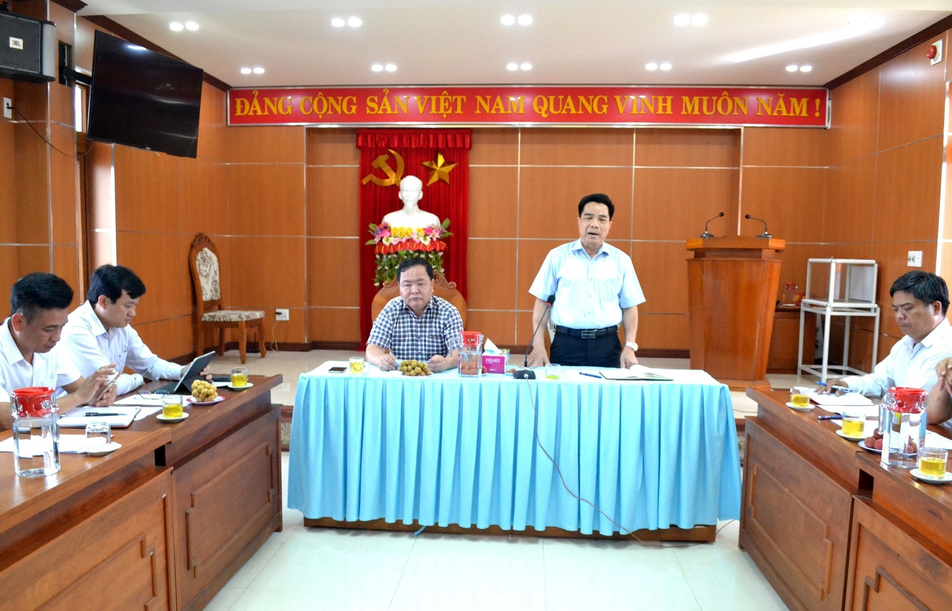 Đồng chí Lê Văn Dũng phát biểu chỉ đạo tại buổi làm việc với UBND huyện Phước Sơn, Ban quản lý dự án 4 - Cục đường bộ Việt Nam. Ảnh: Q.VIỆT