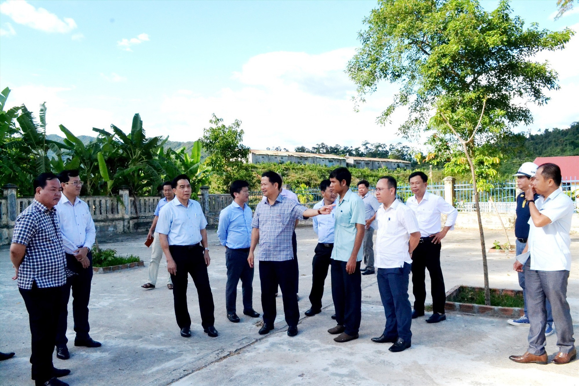Đồng chí Lê Văn Dũng và đoàn công tác đi thực tế ở Trường Mẫu giáo Sơn Ca (thôn Lao Mưng, xã Phước Xuân, Phước Sơn).