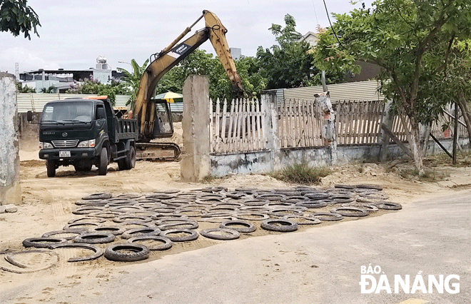 Bãi tập kết cát ở số 14 Phạm Đức Nam của hộ ông Nguyễn Văn Thuận bị người dân phản ánh gây ô nhiễm môi trường. Hiện nay đoạn tường rào phía trước của cơ sở dài khoảng 50m đang bị nghiêng và có nguy cơ đổ sập bất cứ lúc nào. Ảnh: ĐẮC MẠNH