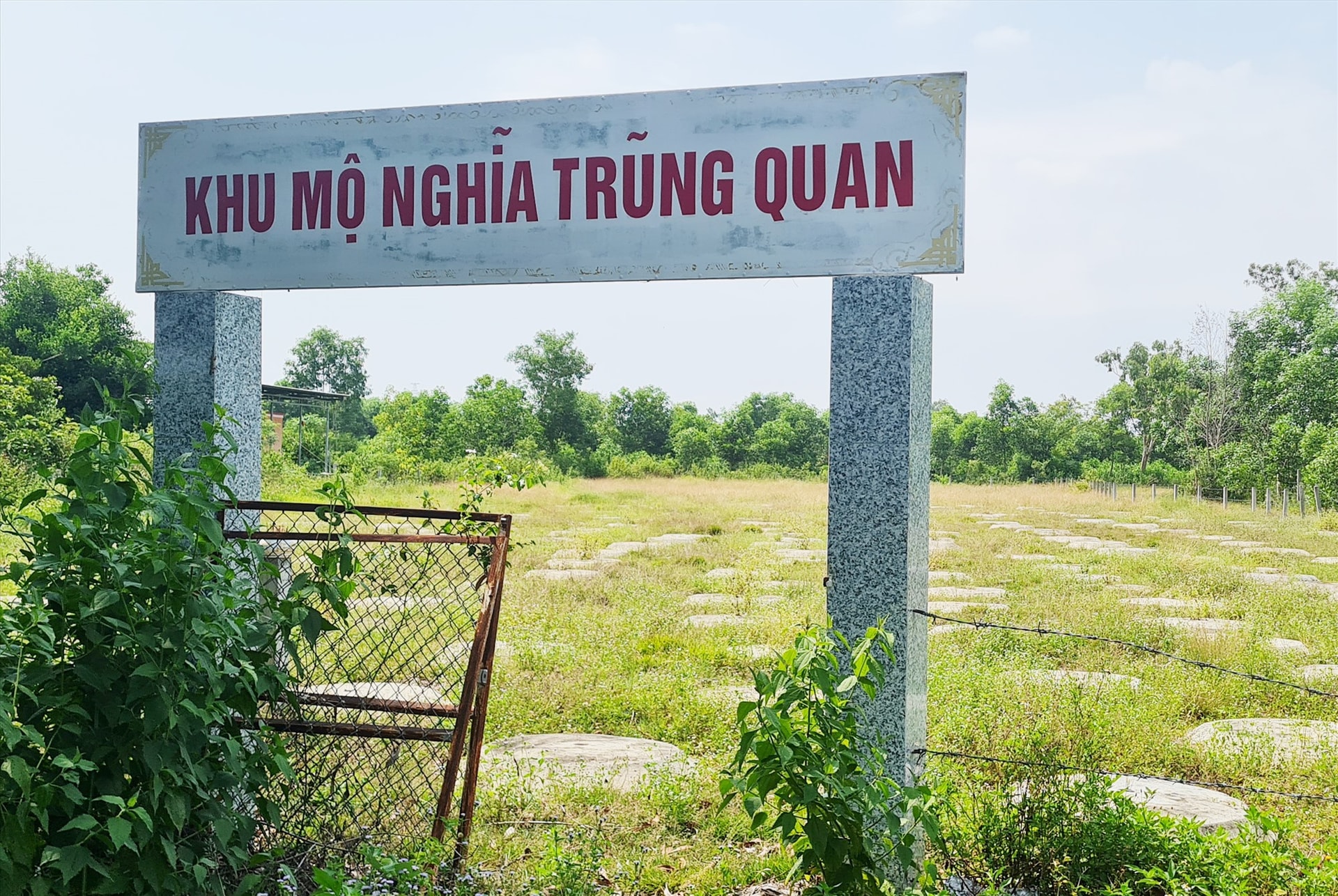 Cổng nghĩa trủng quan ở xã Bình Quý, huyện Thăng Bình. Ảnh: HOÀNG LIÊN