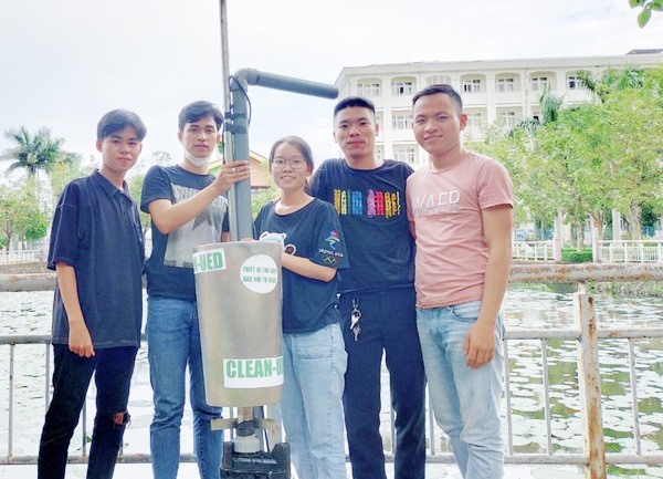 “Thiết bị thu gom rác nổi tự động” của Đội SV đến từ Trường Đại học Sư phạm Đà Nẵng xuất sắc đoạt giải nhất cuộc thi do UNESCO tổ chức. Ảnh T.C