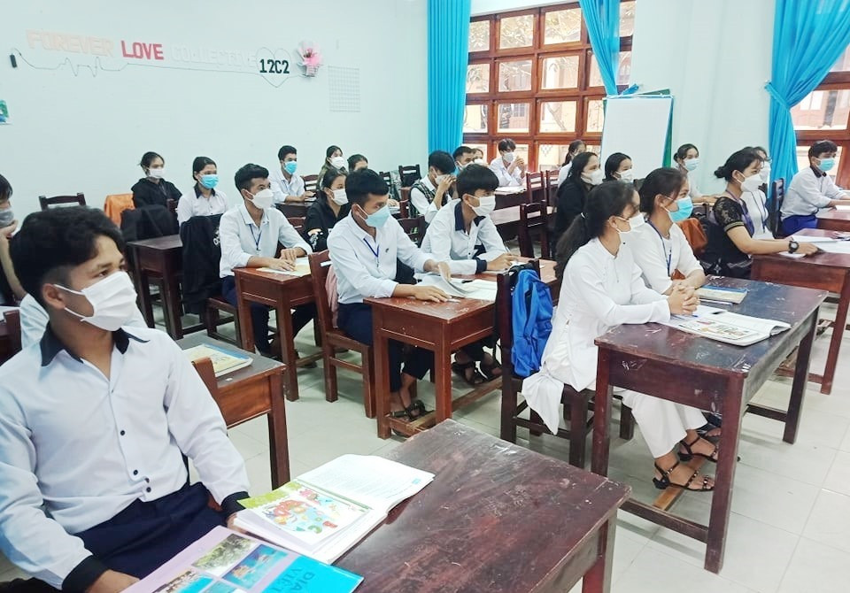 Các em học sinh khối 12 tiếp tục được trường THPT Tây Giang tổ chức ôn tập chuẩn bị kỳ thi tốt nghiệp THPT năm 2023. Ảnh H. Thúy